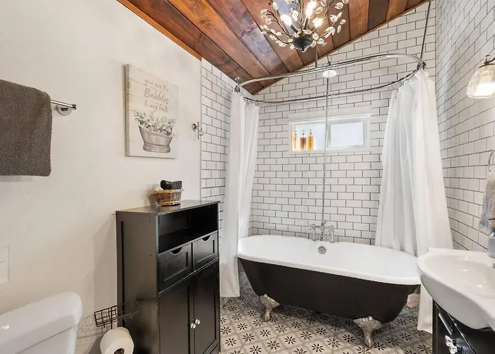 Cute 2 Bedroom Close To Downtown Dom wakacyjny *