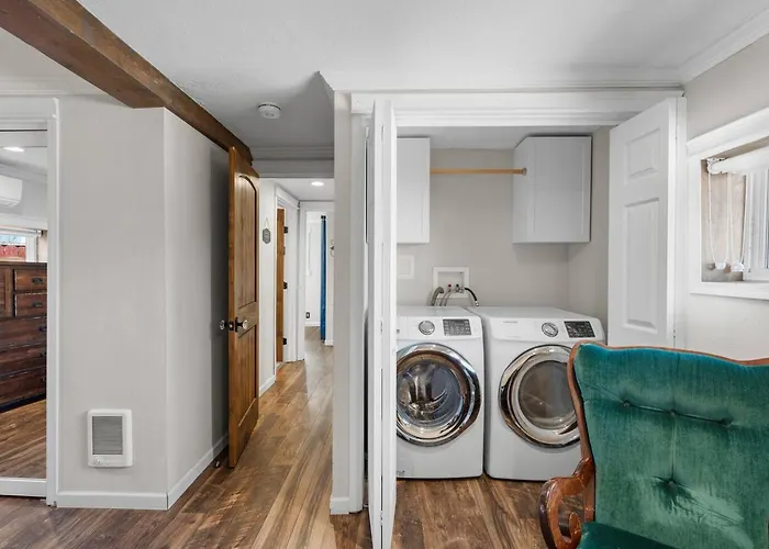 Cute 2 Bedroom Close To Downtown Dom wakacyjny *