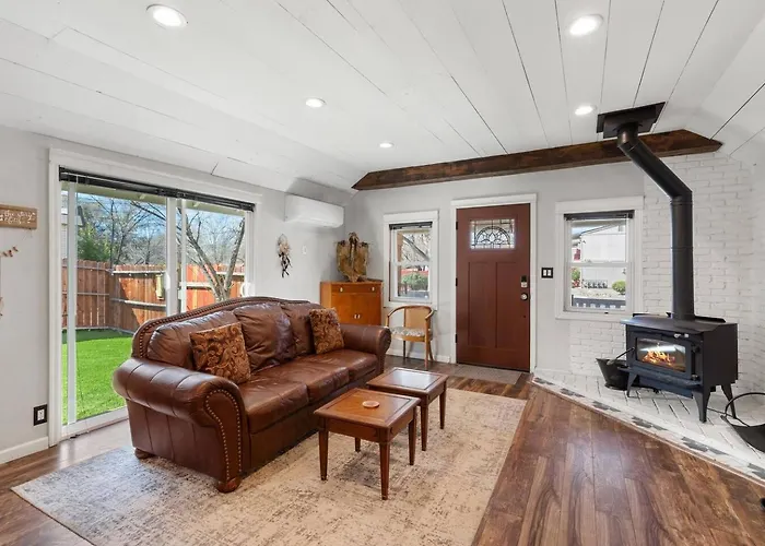 Cute 2 Bedroom Close To Downtown Dom wakacyjny