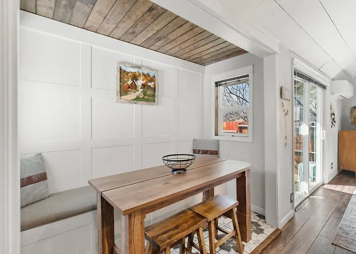 Cute 2 Bedroom Close To Downtown