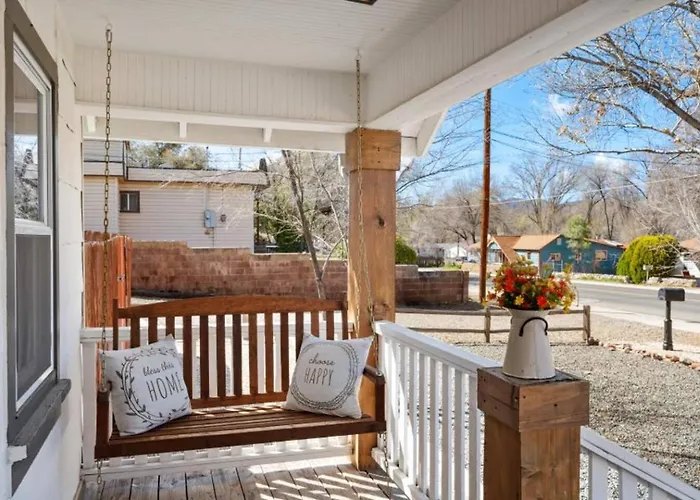 Cute 2 Bedroom Close To Downtown